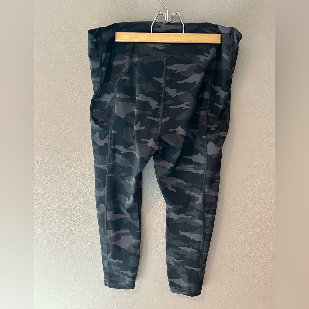 Athleta Ultimate 7/8 Camo Legging - Picture 7 of 11